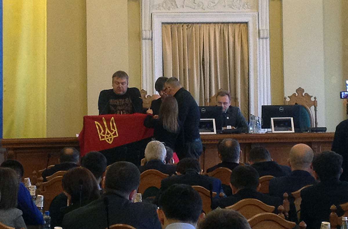 Львівська міськрада регламентувала використання червоно-чорного прапору