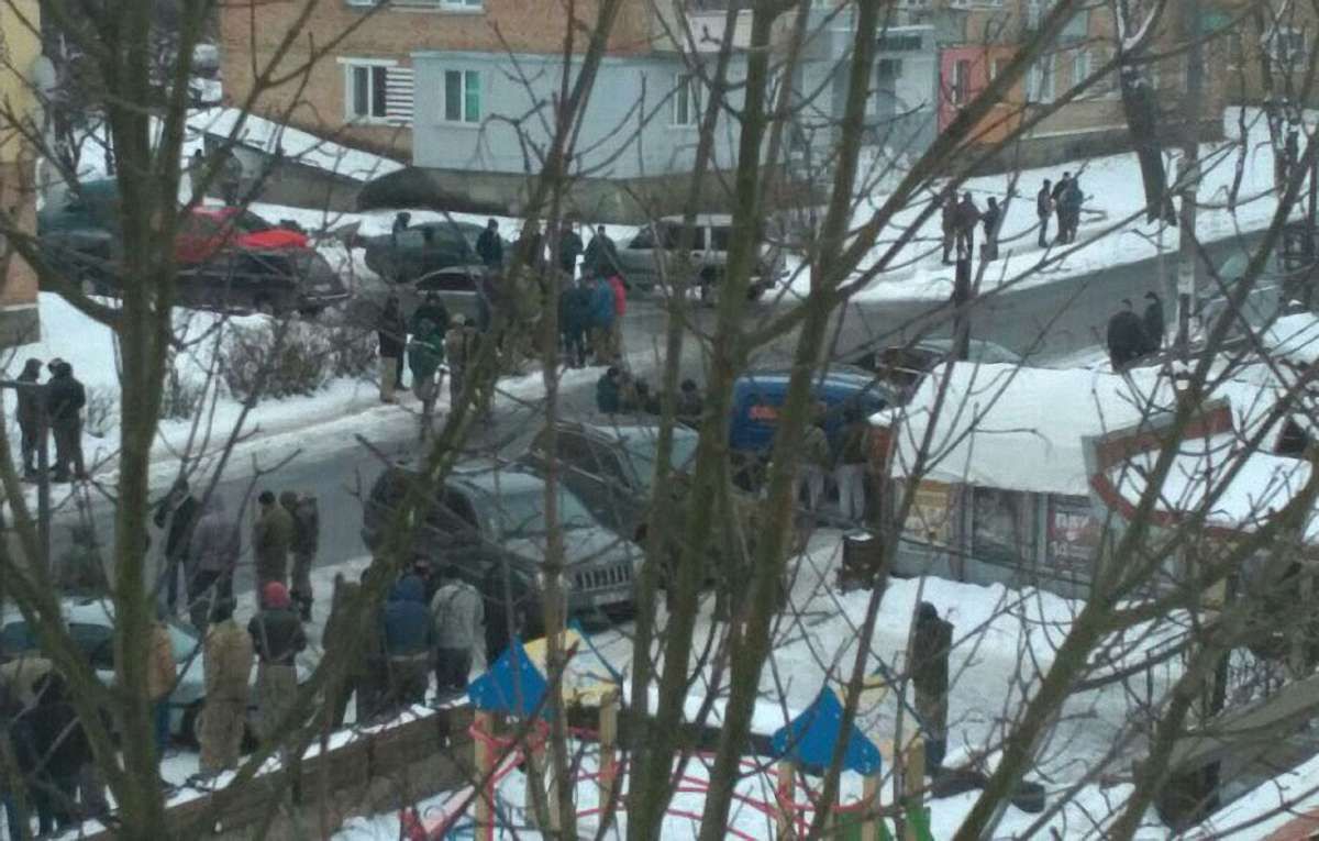 На Рівненщині на поліцейських напали близько 200 бурштинокопачів, є постраждалі 
