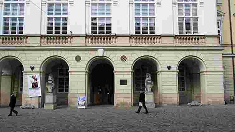 Депутати від «Свободи» виламали головні двері до львівської Ратуші