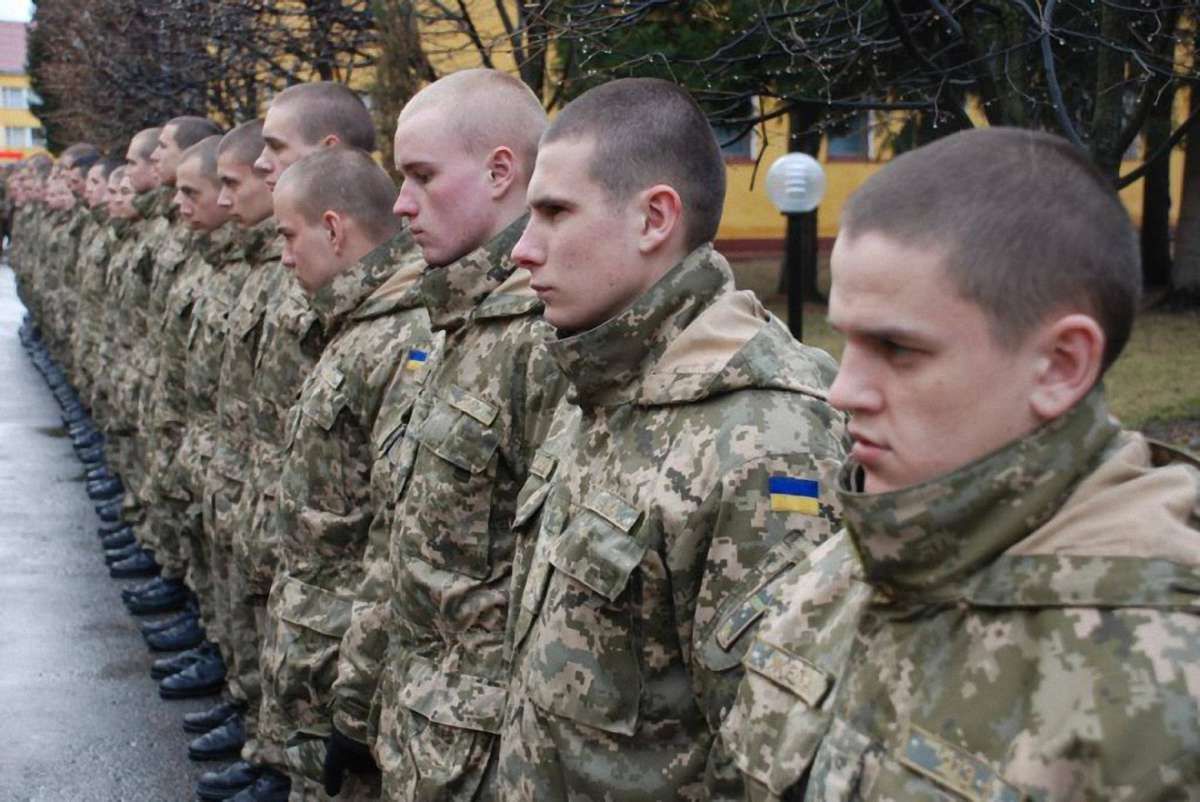 Порошенко затвердив терміни призову та звільнення в запас строковиків у 2018 році