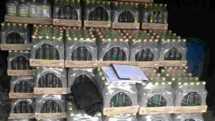 В одному з гаражів Ужгорода знайшли 4000 пляшок фальсифікованої горілки та 800 л спирту