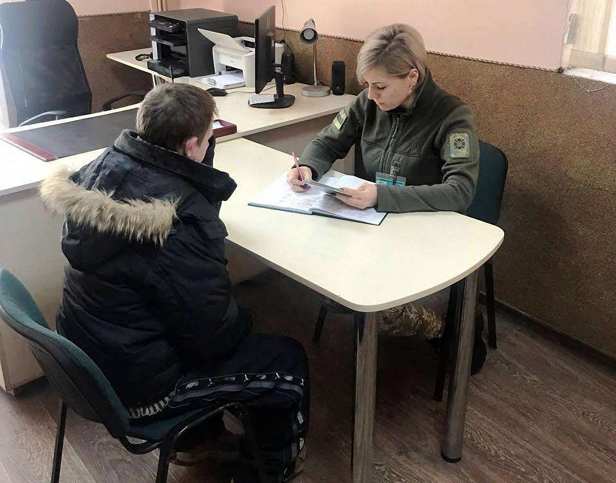 У Шегинях 34-річний чоловік навприсядки намагався пройти через пункт прикордонників