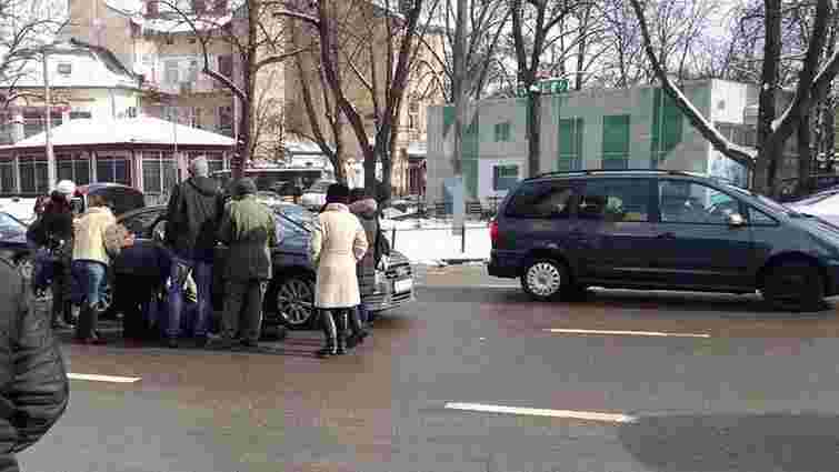 У центрі Львова водій збив пішохода поза пішохідним переходом