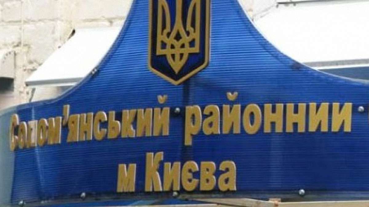 Невідомий сокирою потрощив автівки у дворі Солом'янського райсуду в Києві