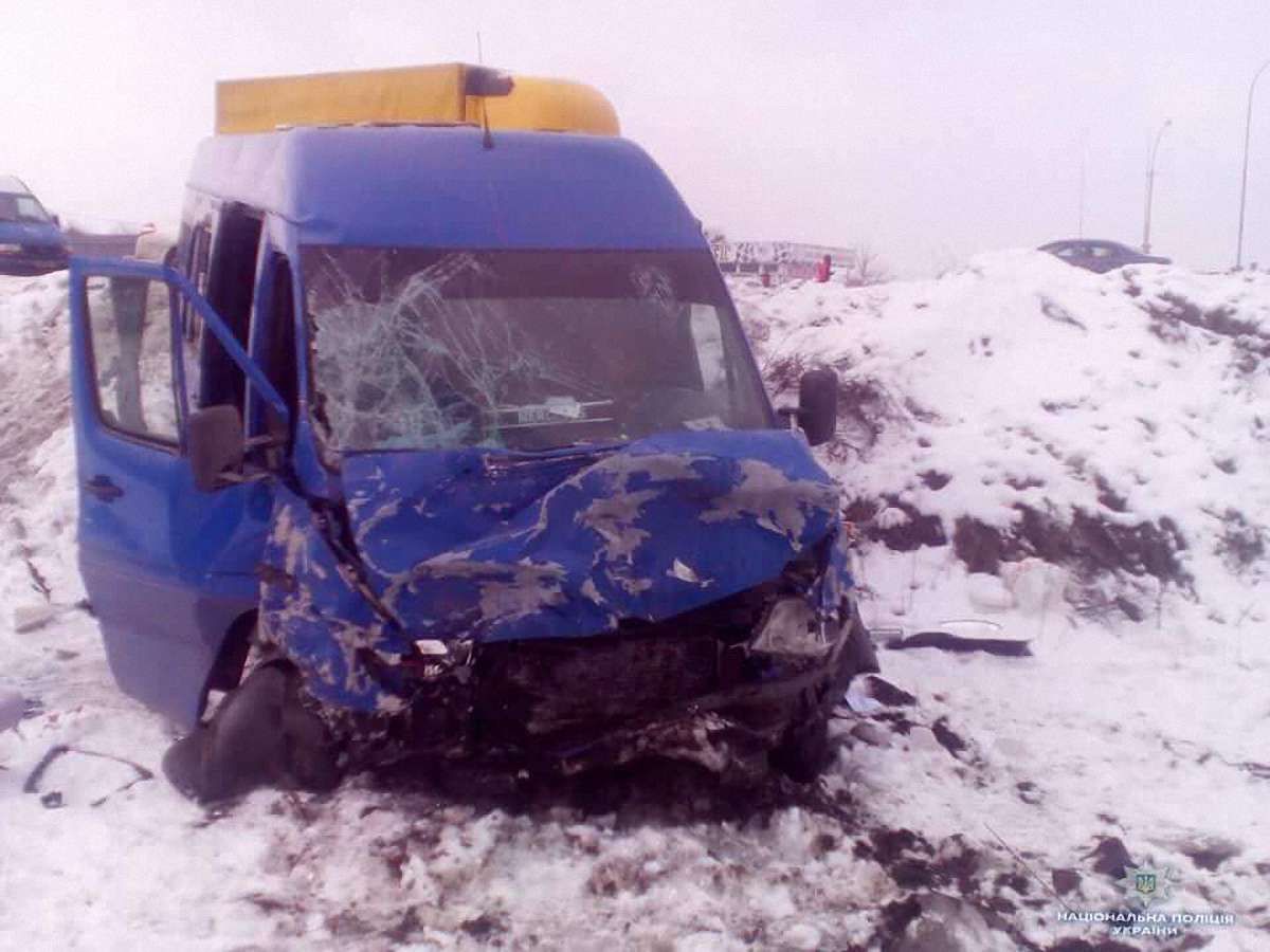 На Київщині у зіткненні легковика з автобусом загинули двоє людей