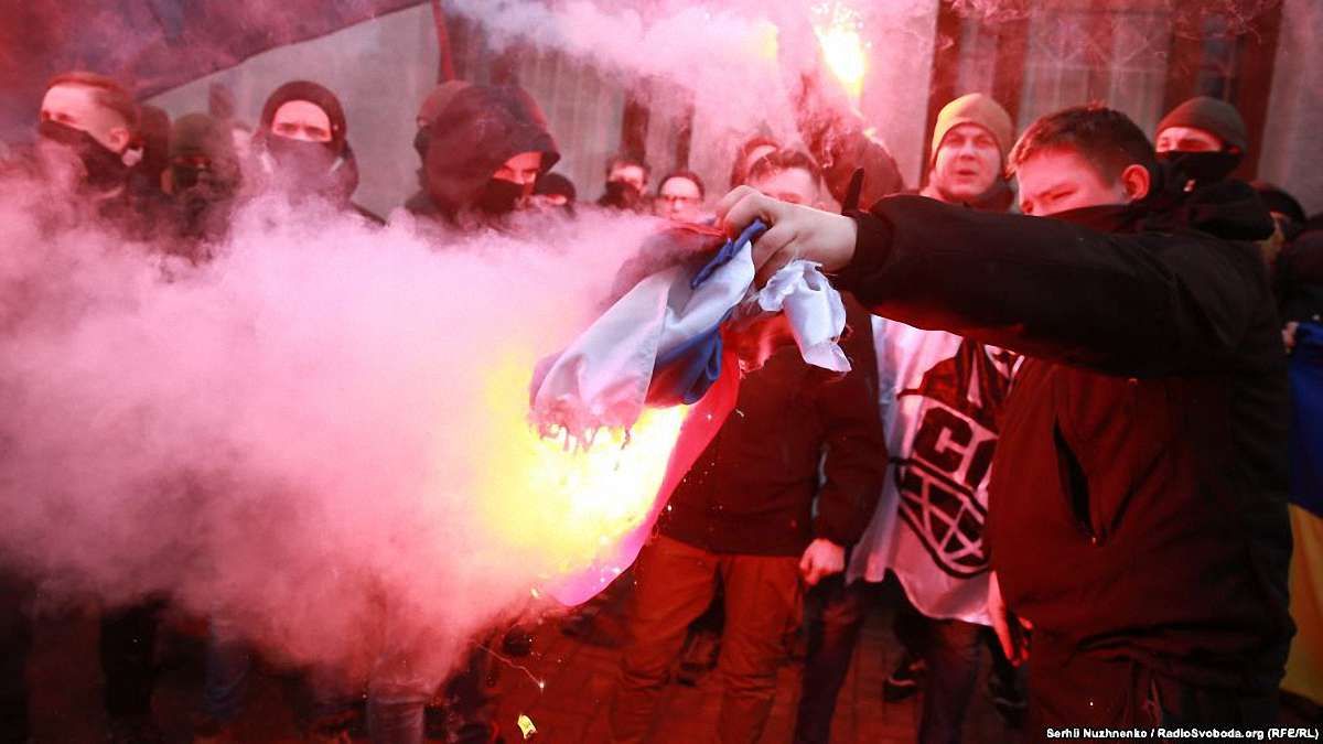 Праворадикали розмалювали Російський культурний центр у Києві і спалили російський прапор