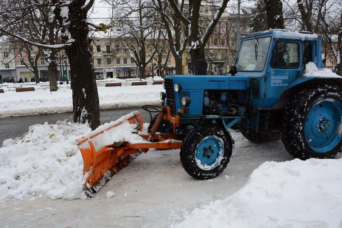 У неділю зранку вулиці Львова прибирали 16 одиниць техніки