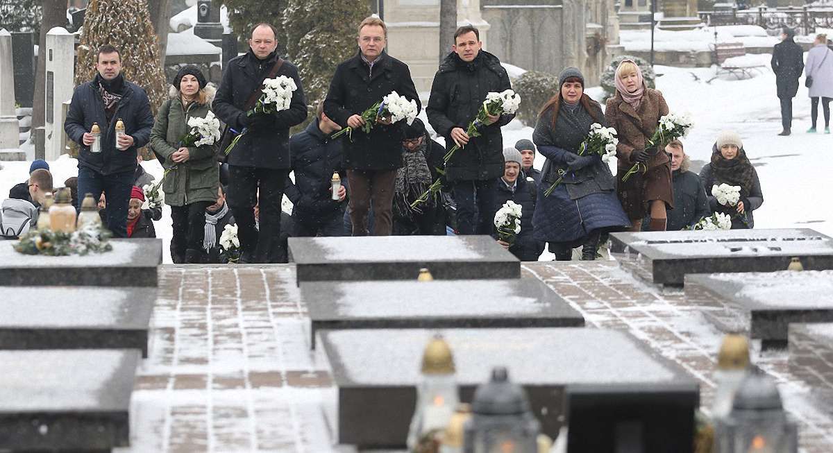 На Личаківському кладовищі вшанували Героїв Небесної Сотні та загиблих під Дебальцевим