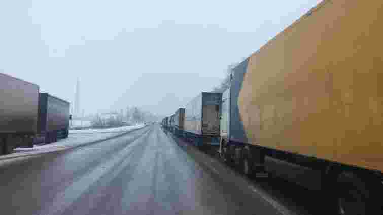 Росія без пояснень припинила пропускати вантажівки з України