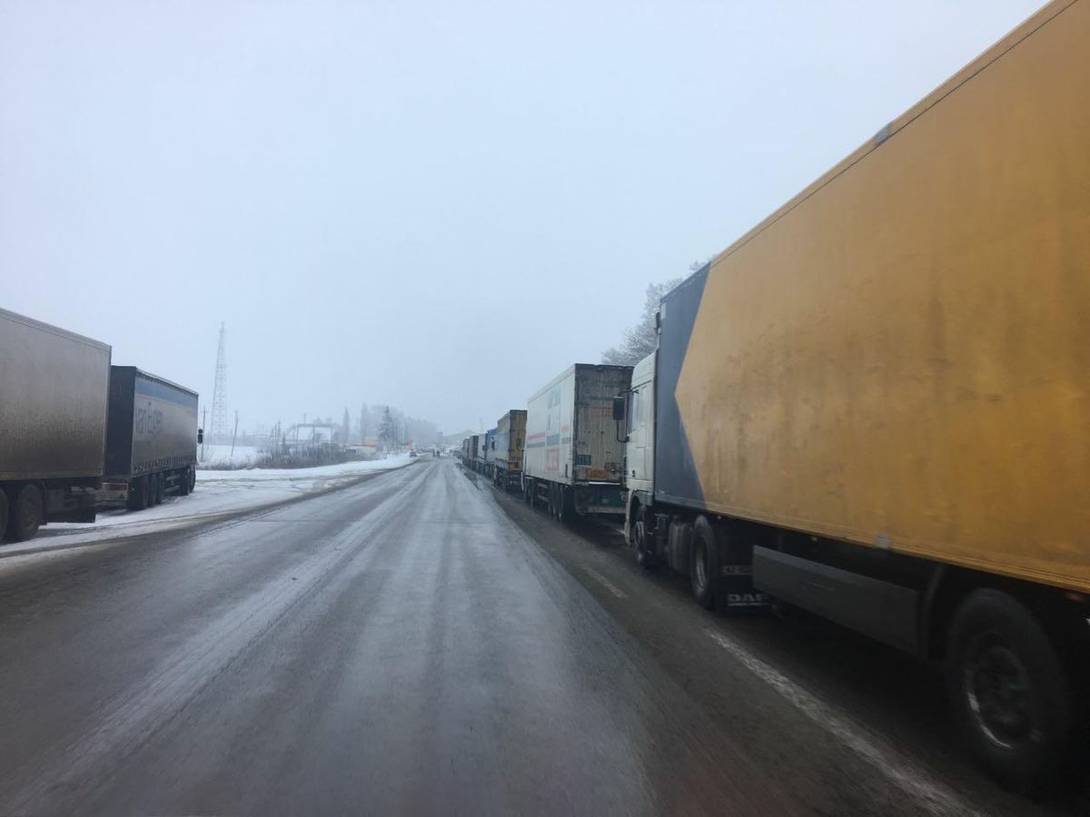Росія без пояснень припинила пропускати вантажівки з України