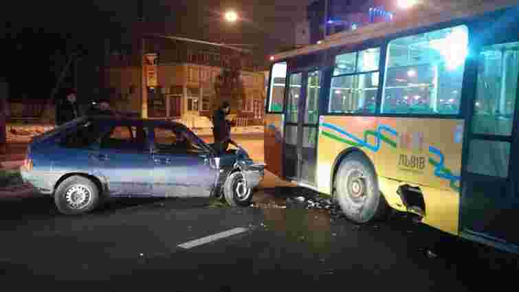 У Львові п’яний водій на автомобілі ВАЗ в’їхав у тролейбус