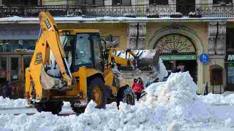 Зранку на вулицях Львова працювали 32 одиниці снігоприбиральної техніки