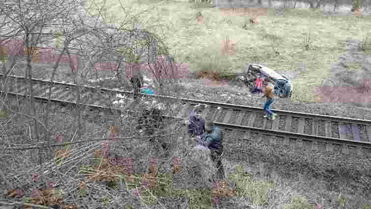 На Закарпатті після ДТП авто з людьми вилетіло на залізничну колію перед потягом