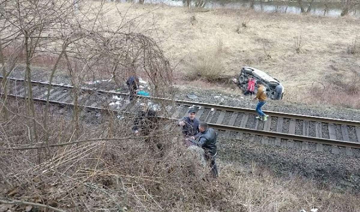 На Закарпатті після ДТП авто з людьми вилетіло на залізничну колію перед потягом