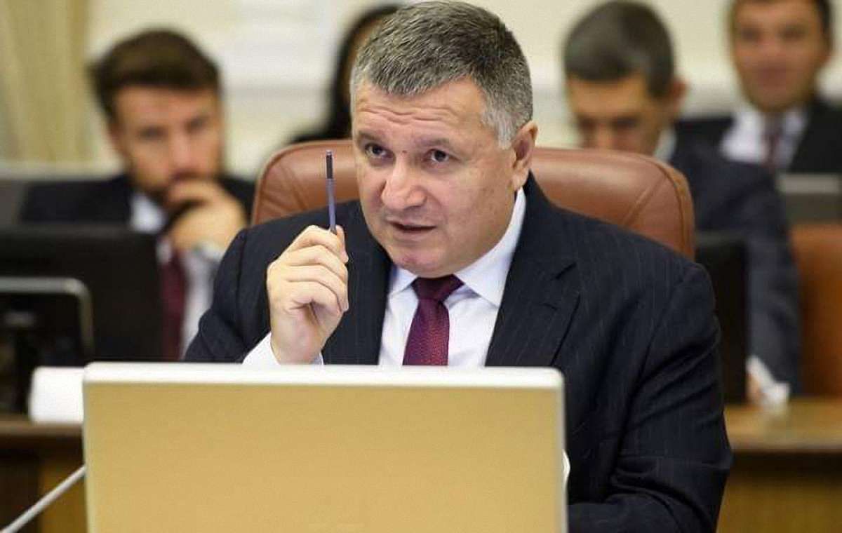Аваков відібрав нагородну зброю в підозрюваного у пораненні поліцейського