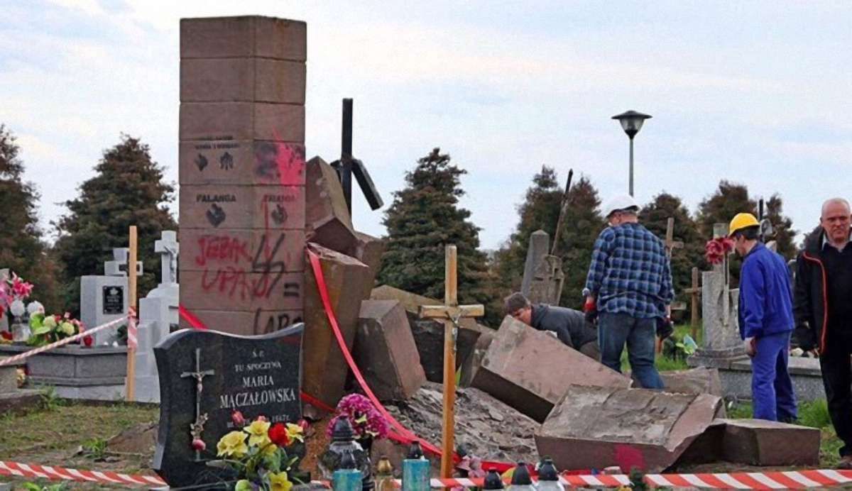 У Польщі за три роки осквернили 15 українських місць пам'яті, – В'ятрович