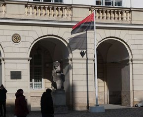 Перед львівською Ратушею вперше вивісили червоно-чорний прапор. Фото дня
