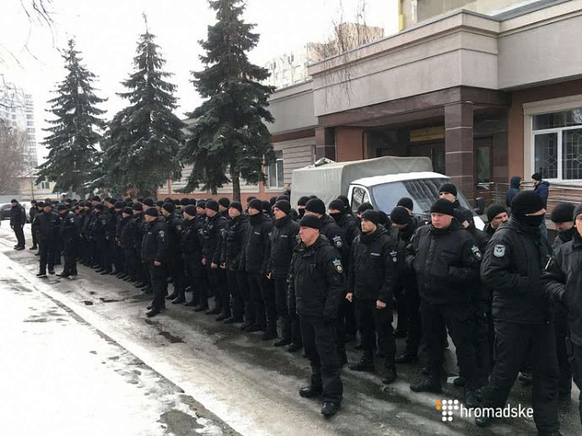 У Києві близько сотні поліцейських влаштували «мовчазний протест» під судом