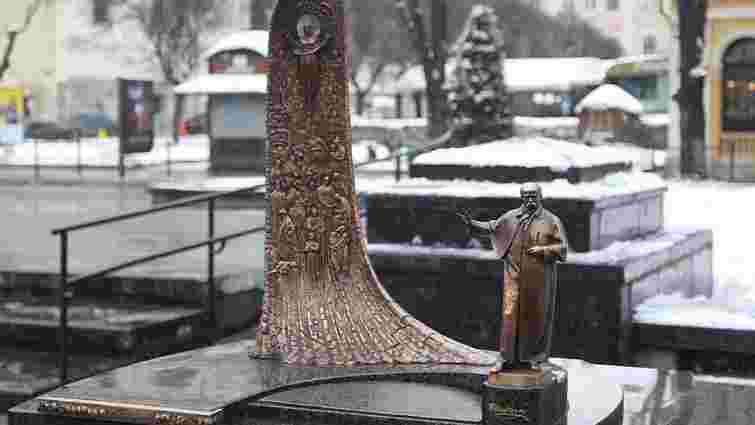 Із центру Львова намагалися вкрасти мініатюрний пам'ятник Шевченку
