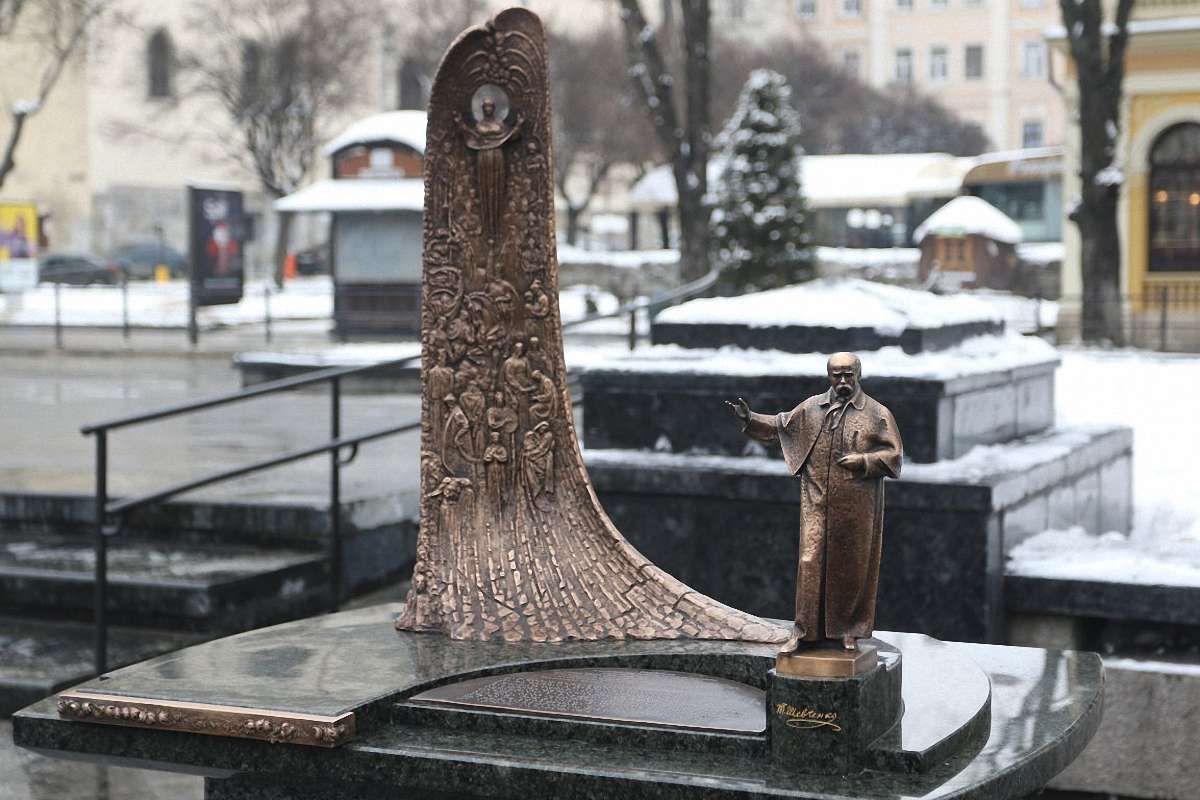Із центру Львова намагалися вкрасти мініатюрний пам'ятник Шевченку