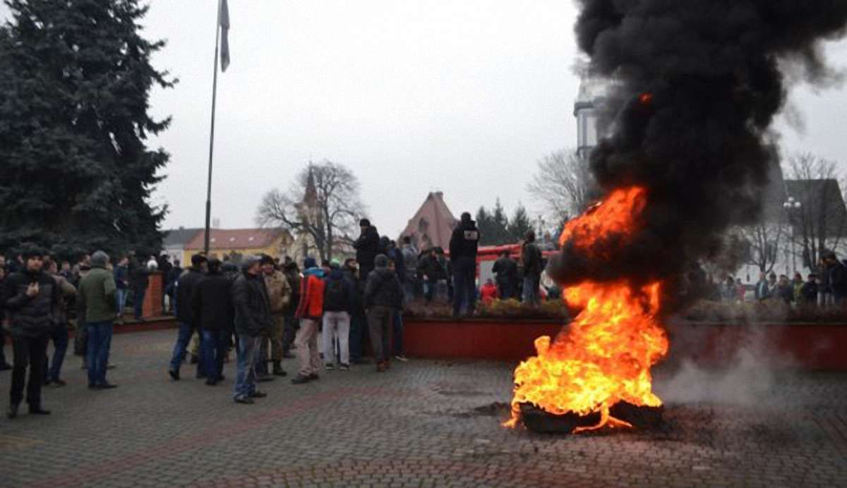У Тячеві через вимоги відставки Порошенка сталися сутички під будівлею райради
