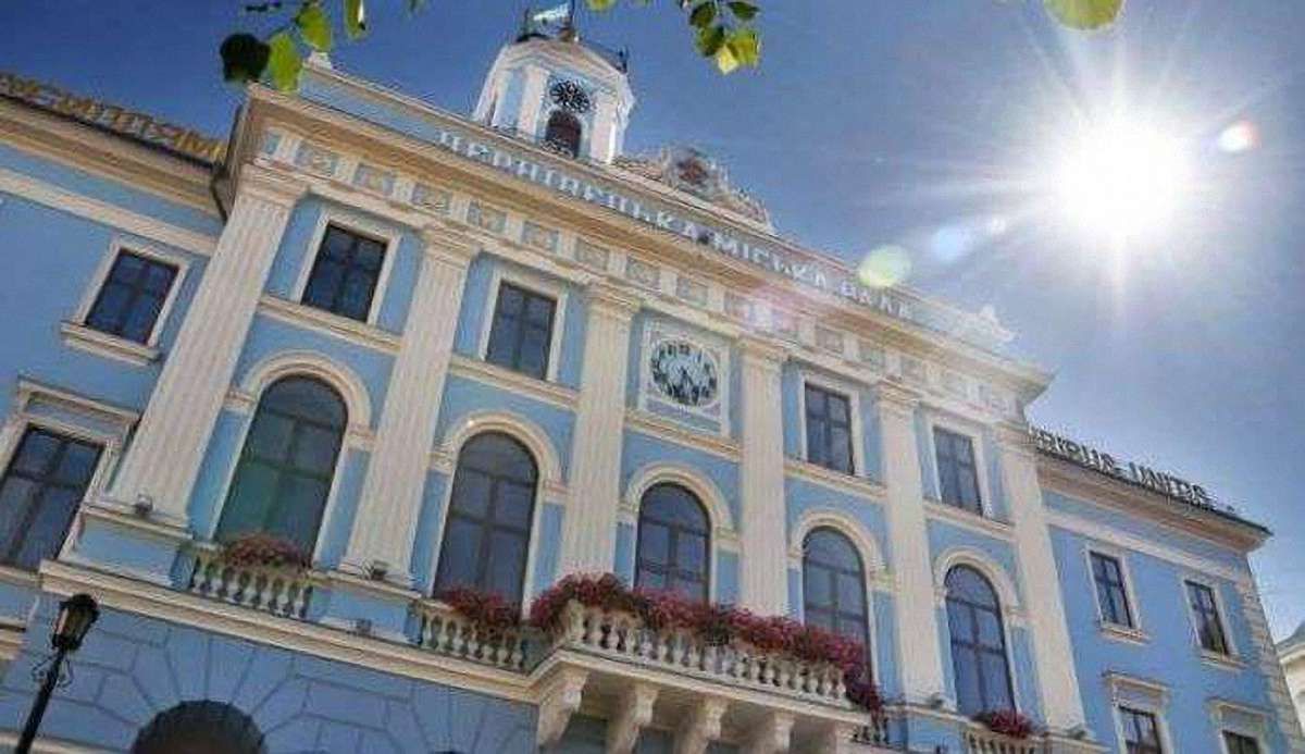 Чернівецька міськрада зобов'язала використовувати українську мову у сфері обслуговування