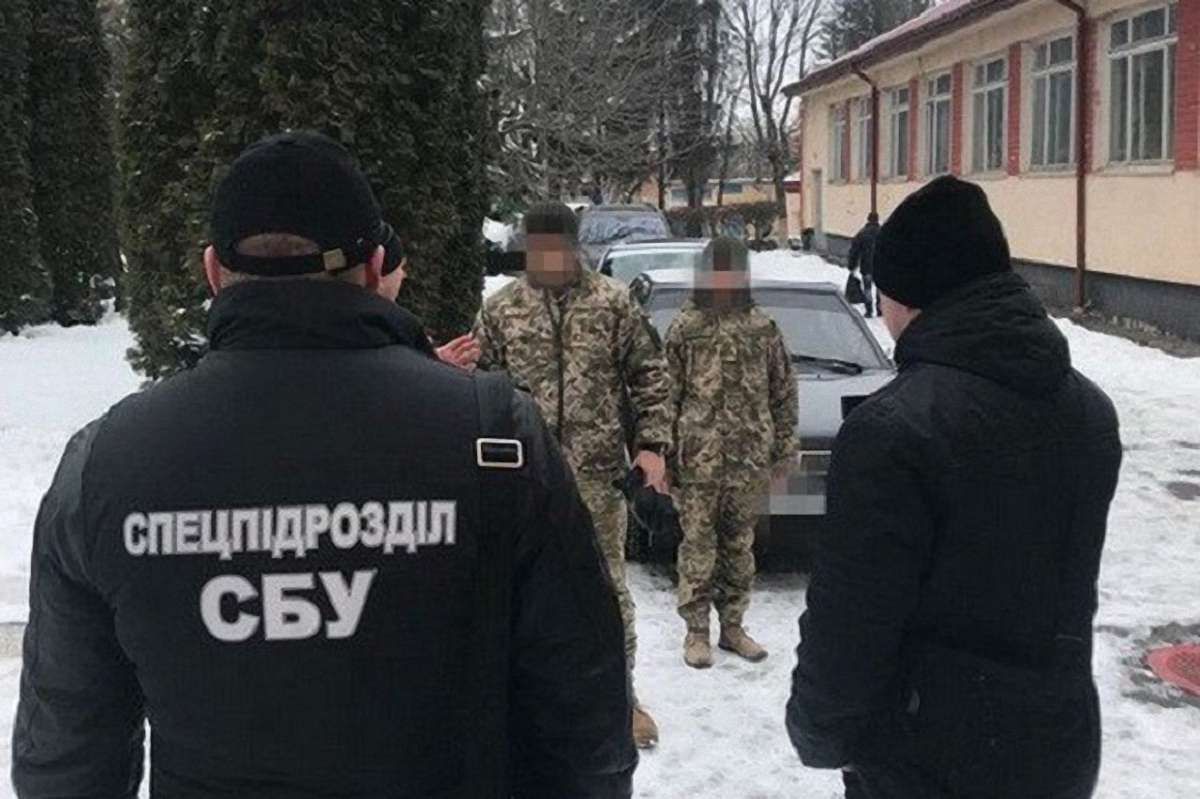 На Хмельниччині командира військової частини затримали за хабарі