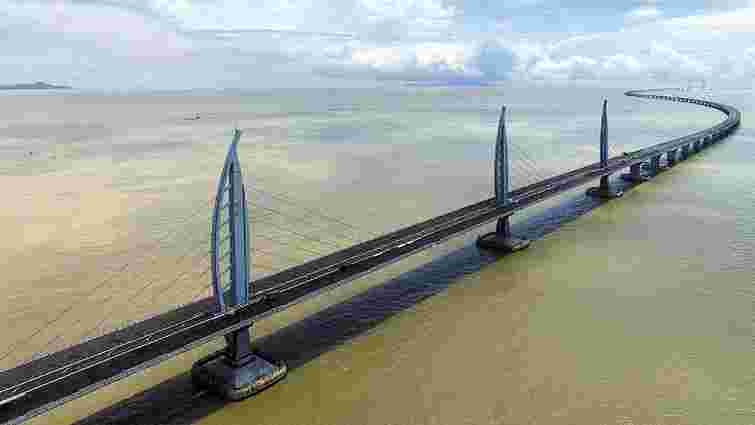 У Китаї побудували найдовший у світі морський міст