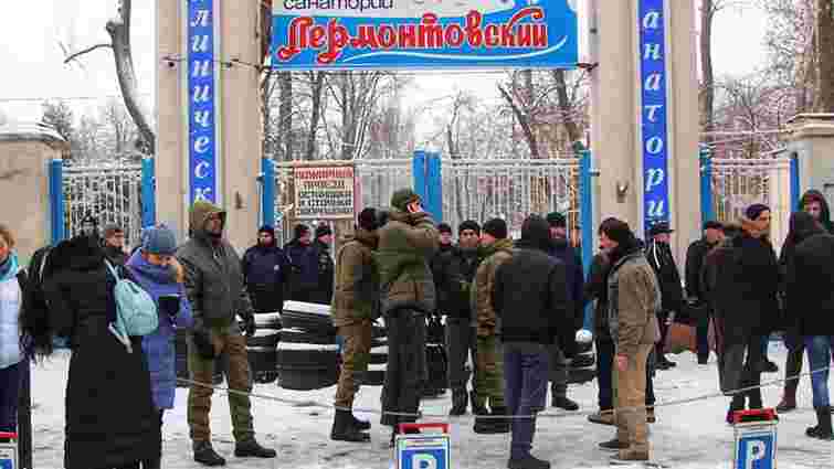 В Одесі люди в балаклавах та зі шматками арматури захопили санаторій