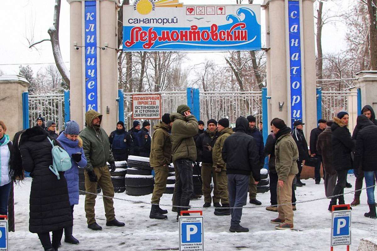 В Одесі люди в балаклавах та зі шматками арматури захопили санаторій