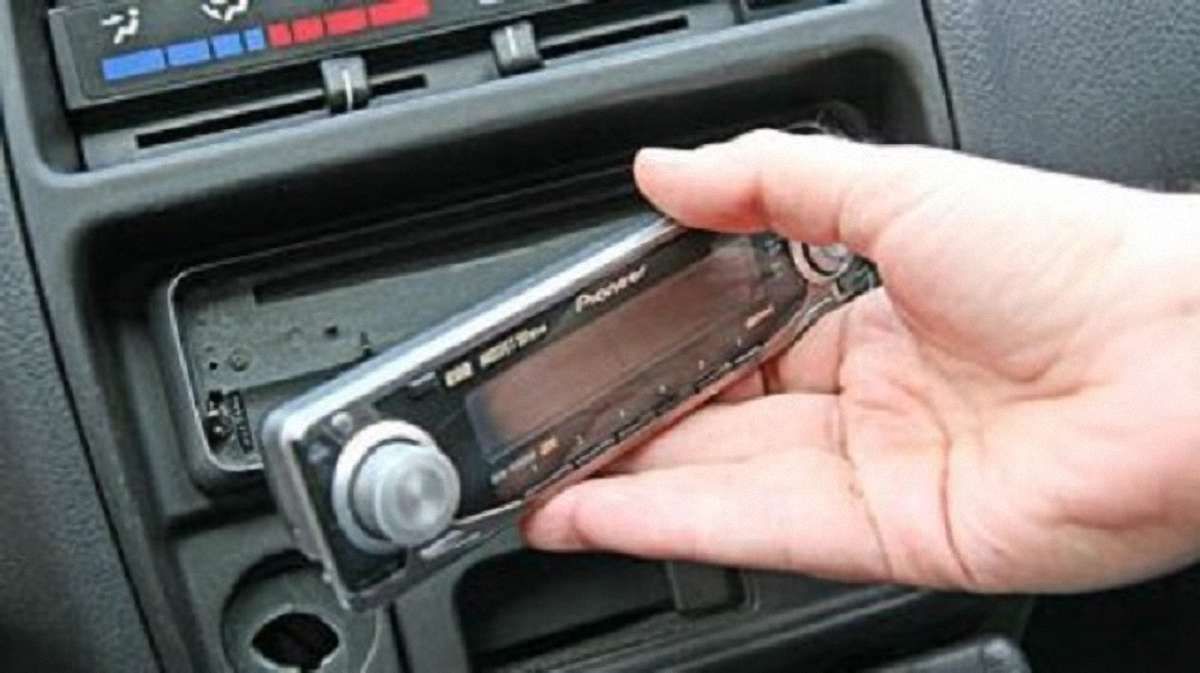 Серійного викрадача автомагнітол у Львові засудили на 4 роки ув’язнення