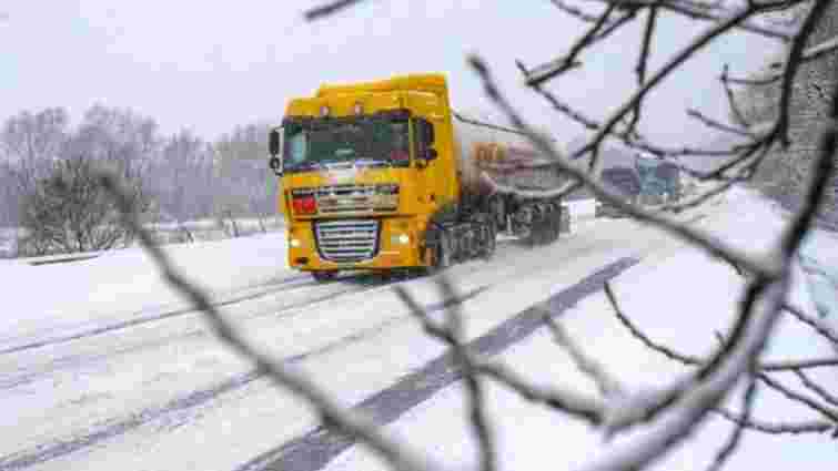 На Івано-Франківщині через снігопад вночі частково обмежували рух вантажівок