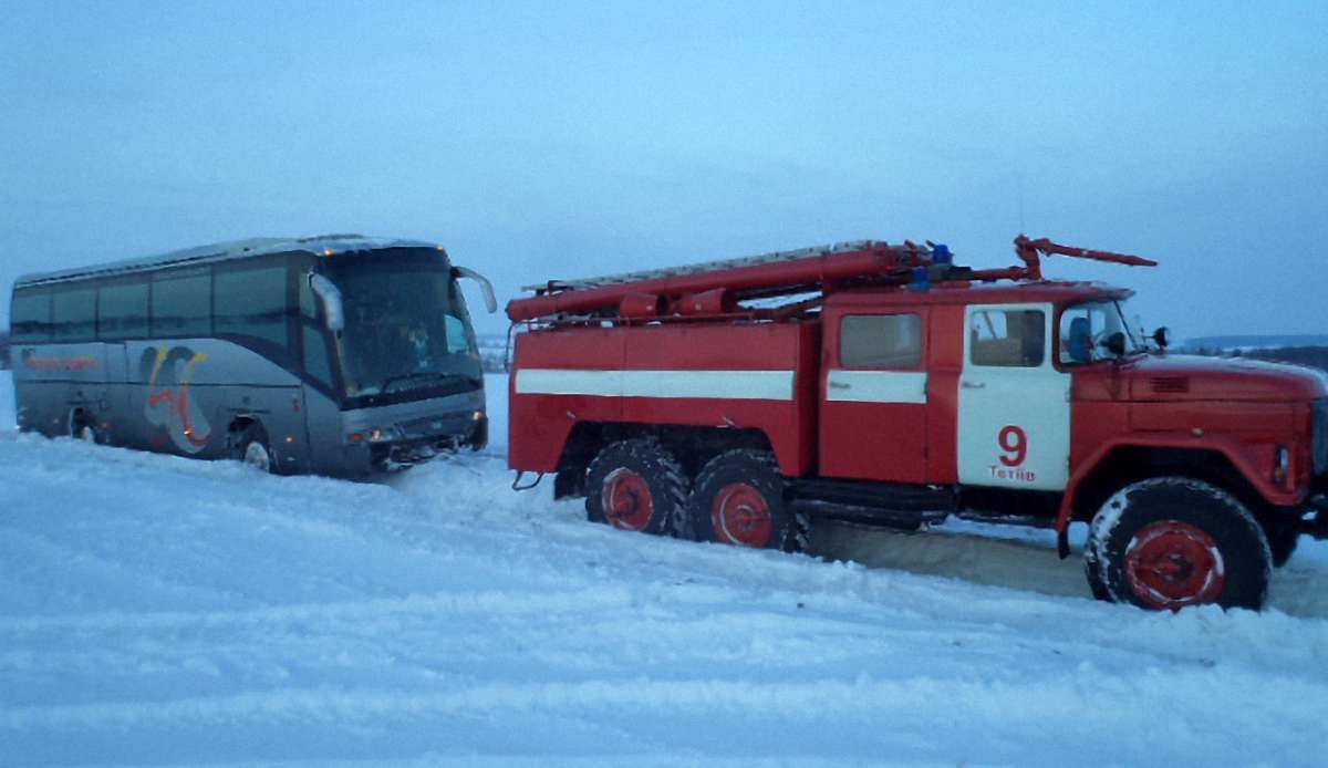 На Київщині автобус з іноземцями застряг у сніговому заметі