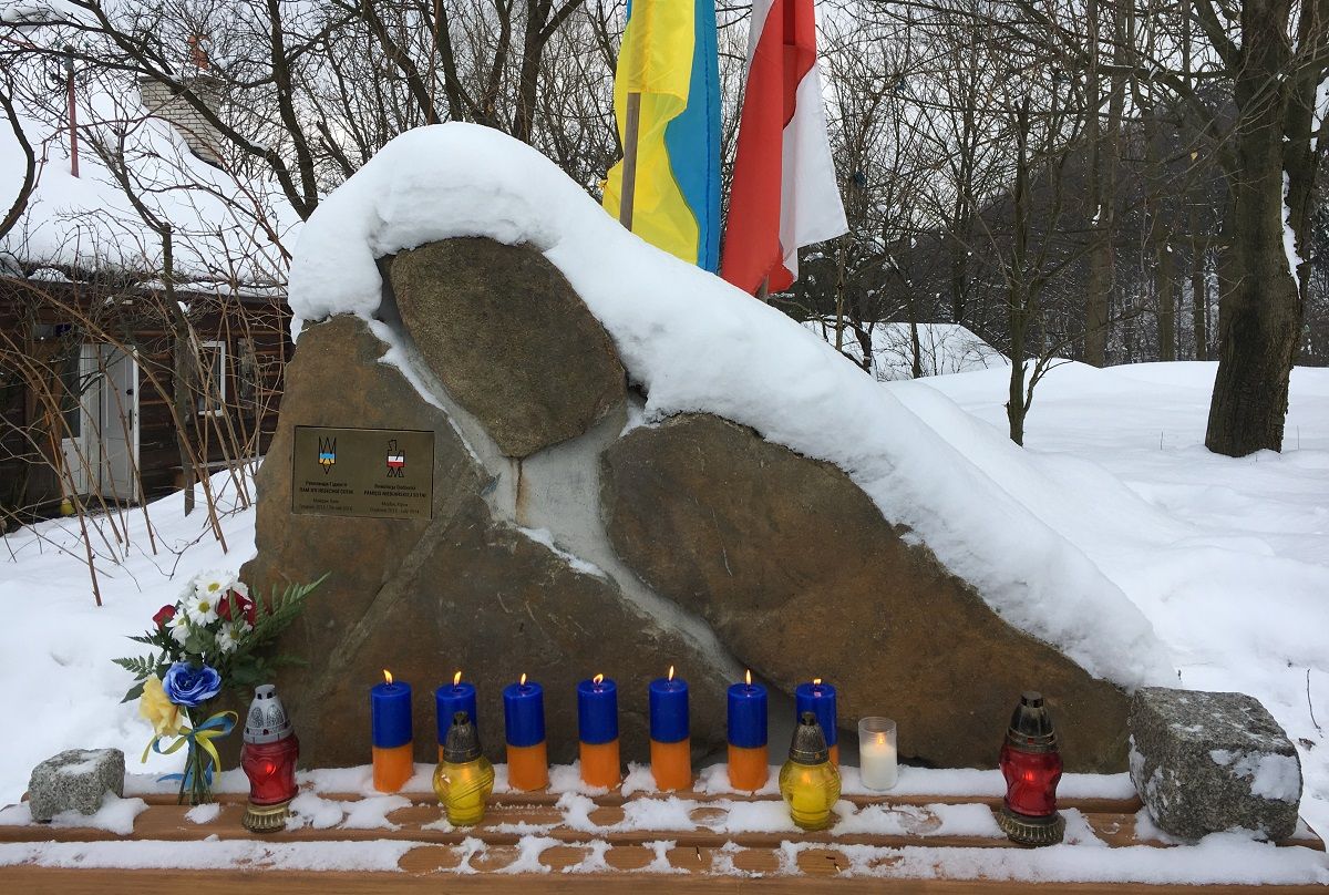 Польський дисидент встановив у приватній садибі пам’ятний знак Героям Небесної Сотні
