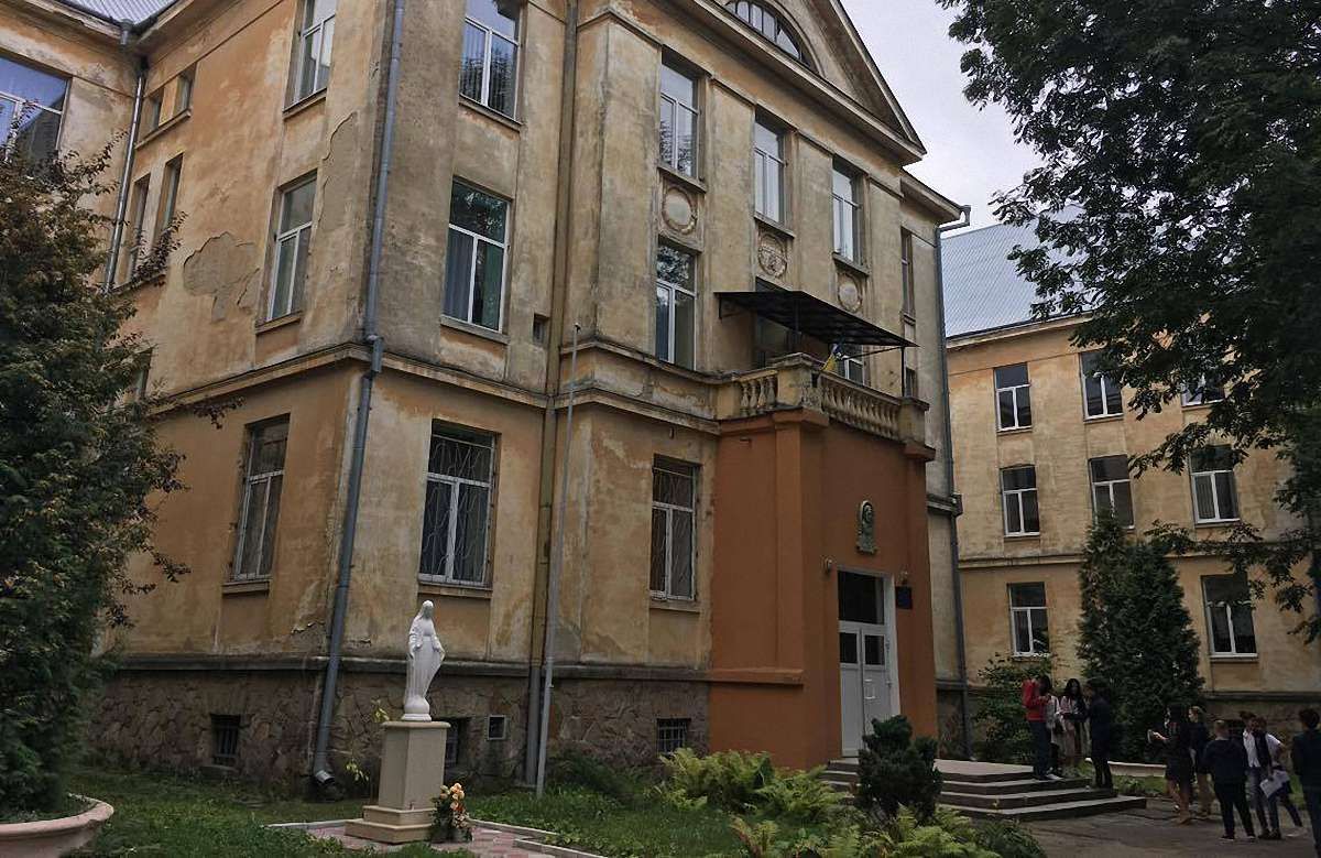 Вчительку зі Львова зобов'язали сплатити ₴300 тис. за смерть 9-річного учня