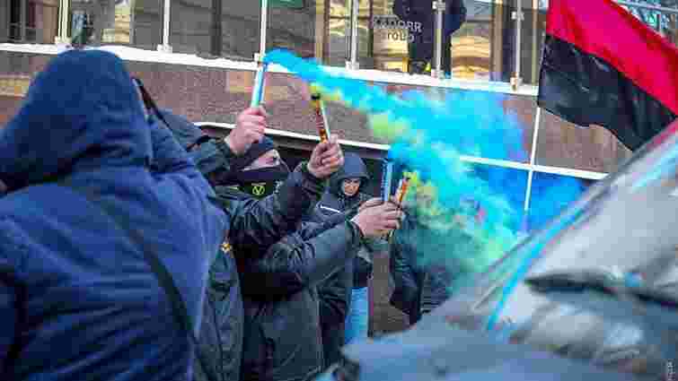 Активісти патріотичних організацій облили фарбою паркан російського консульства в Одесі
