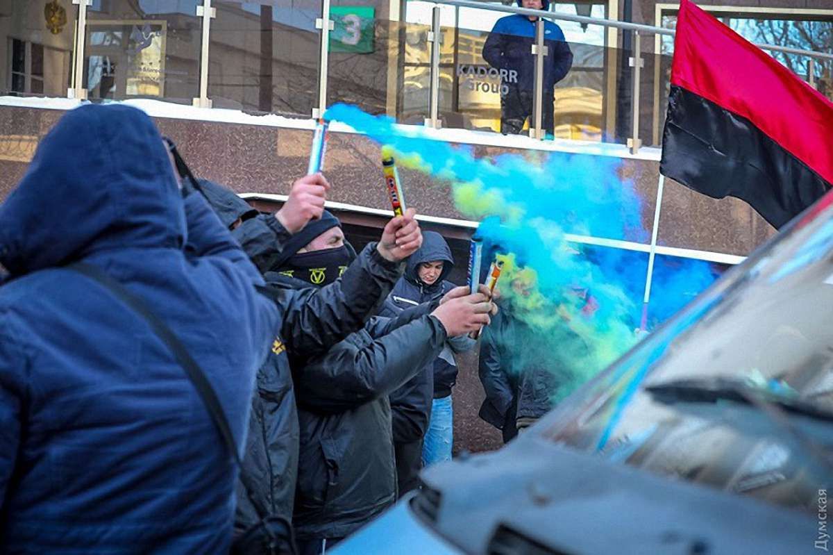 Активісти патріотичних організацій облили фарбою паркан російського консульства в Одесі