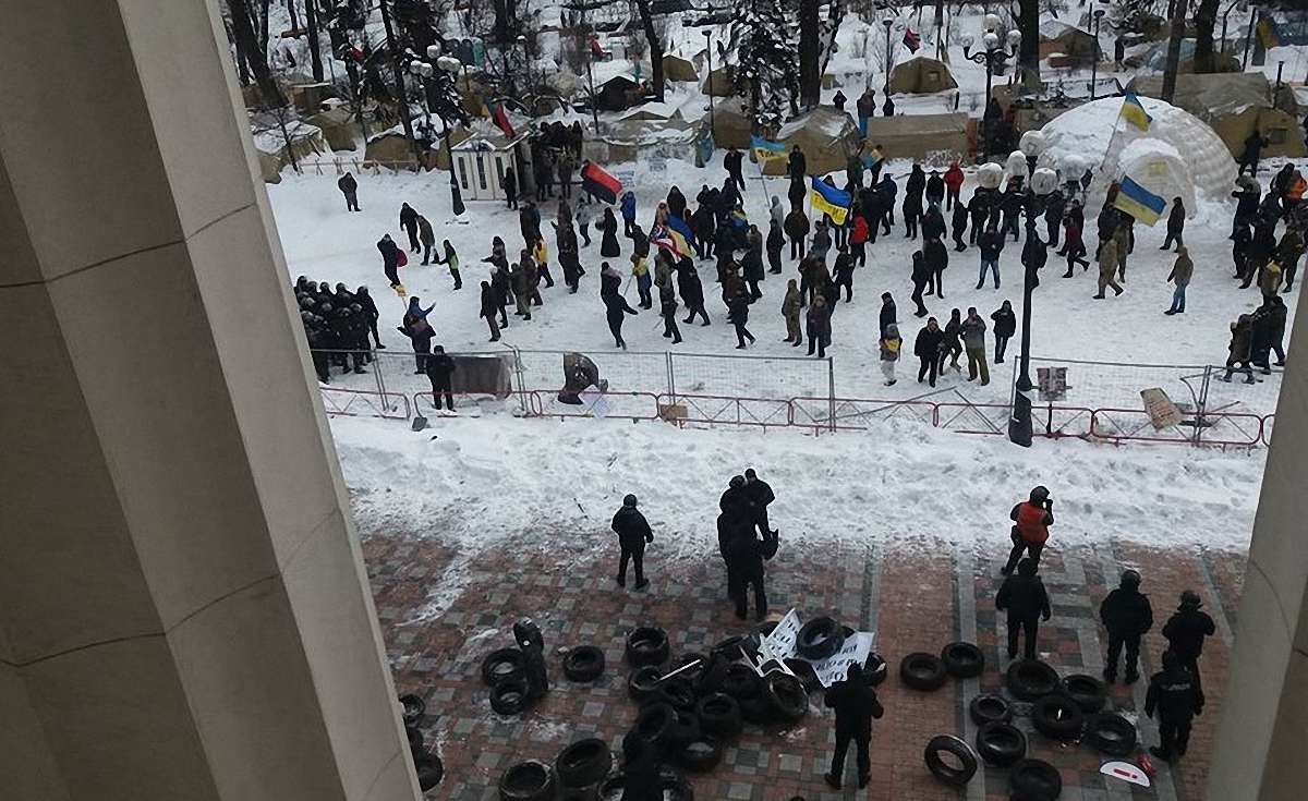 Біля Верховної Ради мітингувальники побилися з поліцейськими