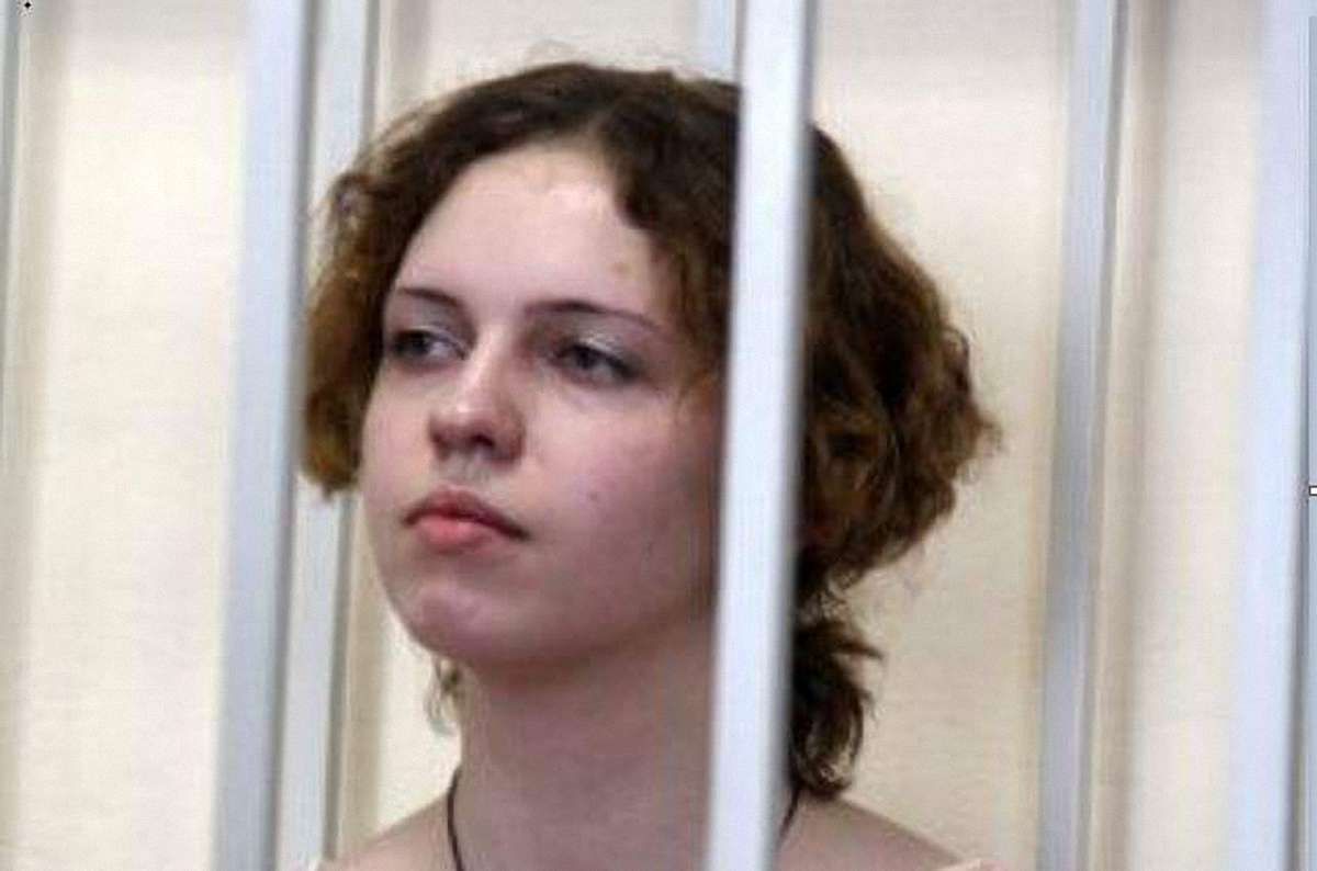 Україна сплатить €4 тис. дівчині, яка смажила яєчню на «вічному вогні» в Києві