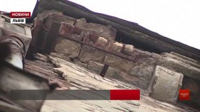 Внаслідок обвалу тиньку з будинку у центрі Львова постраждала 22-річна дівчина