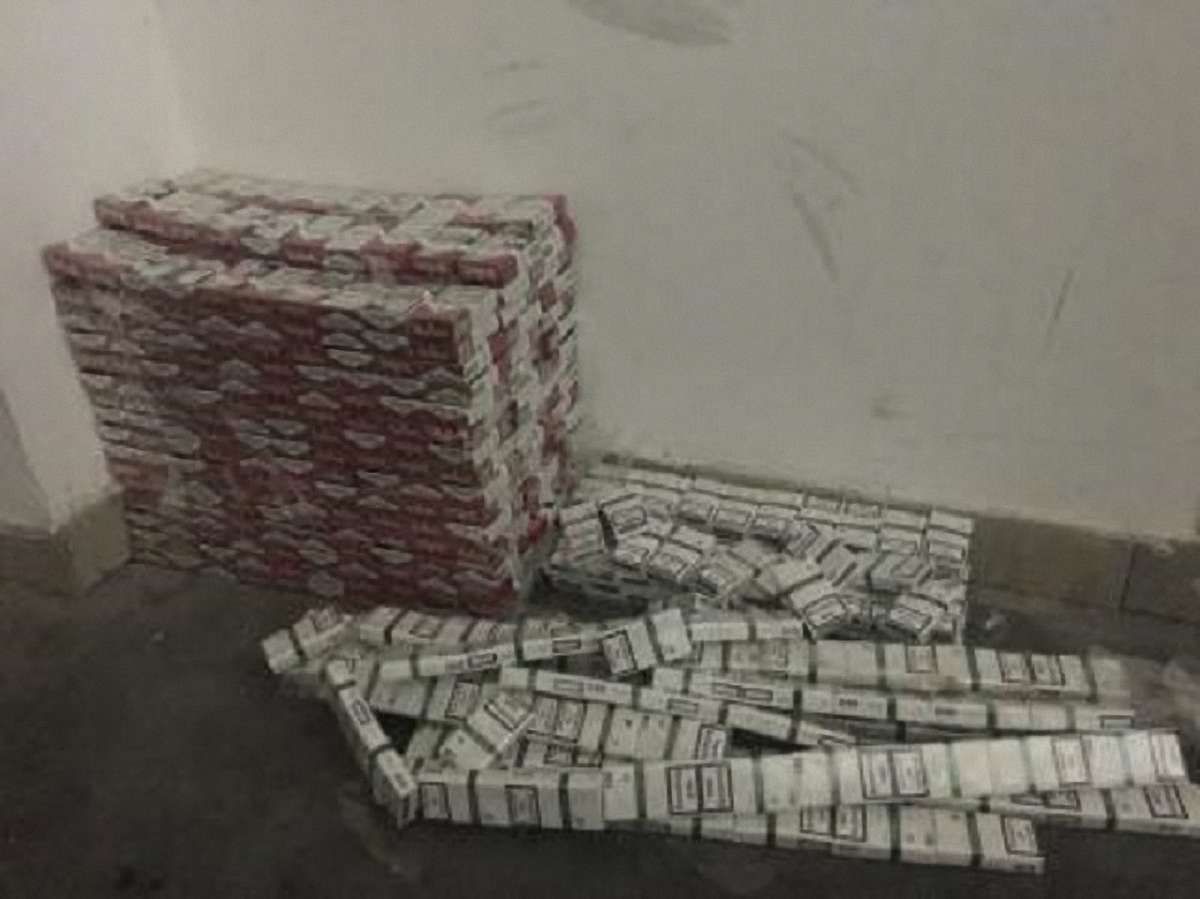 У Раві-Руській прикордонники затримали два автомобілі з контрабандними цигарками