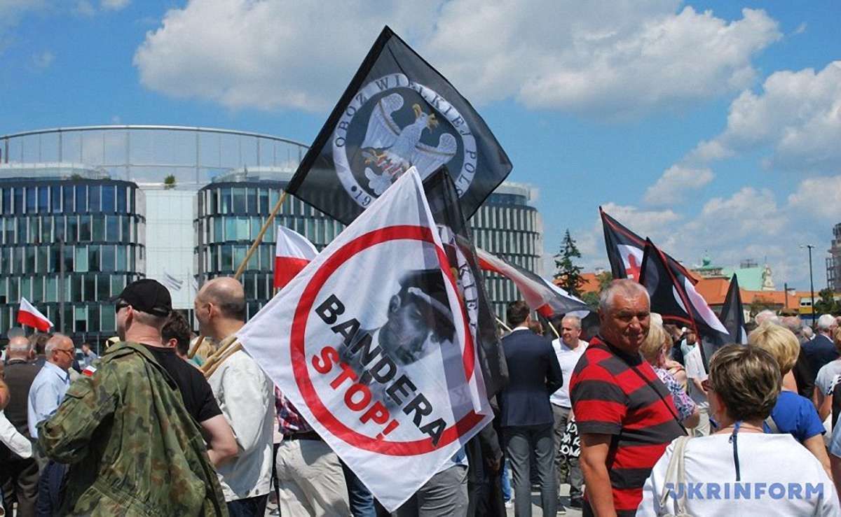 Порошенко звернувся до Польщі з проханням не вказувати, яких героїв шанувати