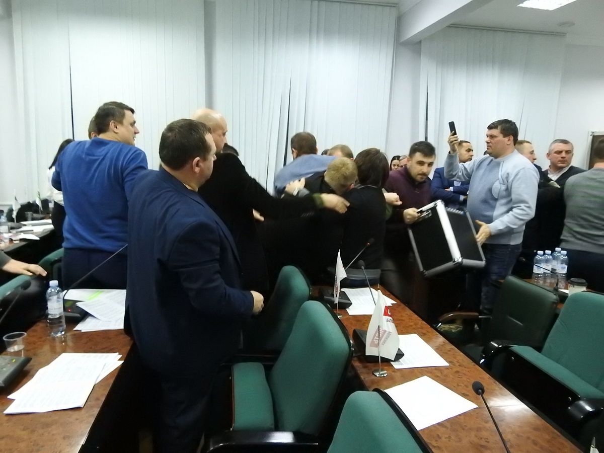Депутати Луцької міськради побилися на нічному засіданні