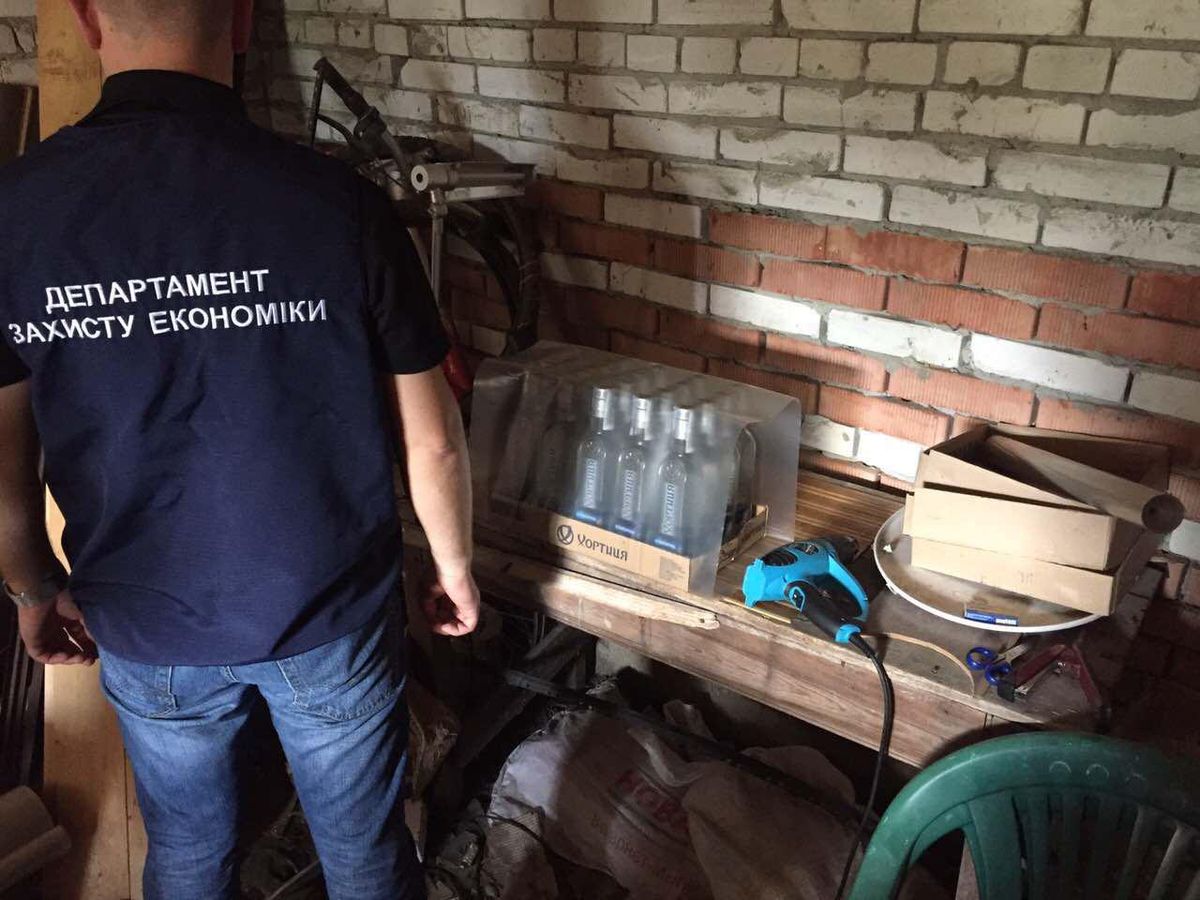 На Львівщині поліція викрила організаторів мережі з виробництва фальсифікованого алкоголю
