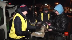 «Емаус-Оселя» під час морозів годує бездомних на головному вокзалі Львова