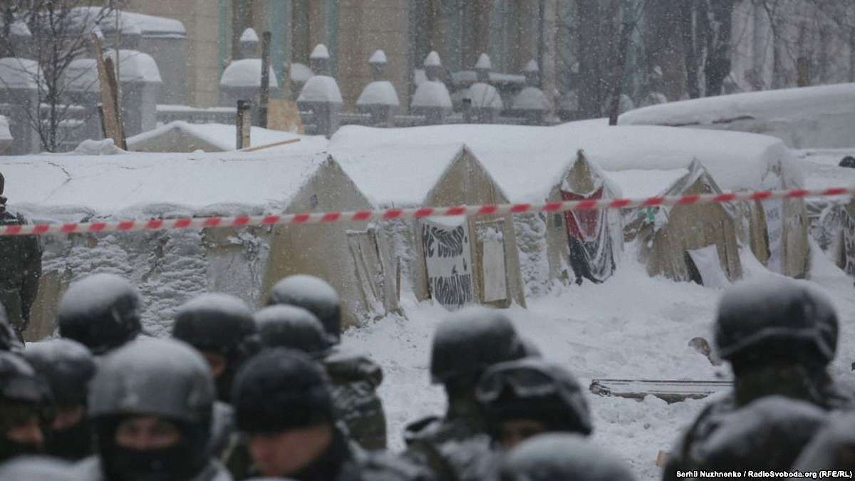 Обшуки у наметах під Радою санкціонувала суддя, яка відмовилася арештувати Саакашвілі