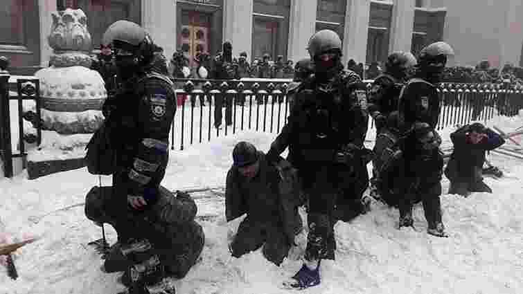 У МВС пояснили, чому затриманих під час сутичок під Верховною Радою ставили на коліна в сніг