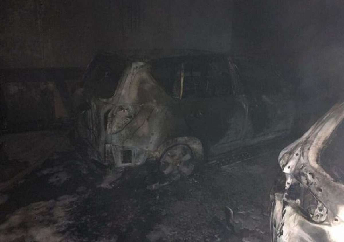 В Києві декілька автомобілів згоріли під час пожежі в підземному паркінгу
