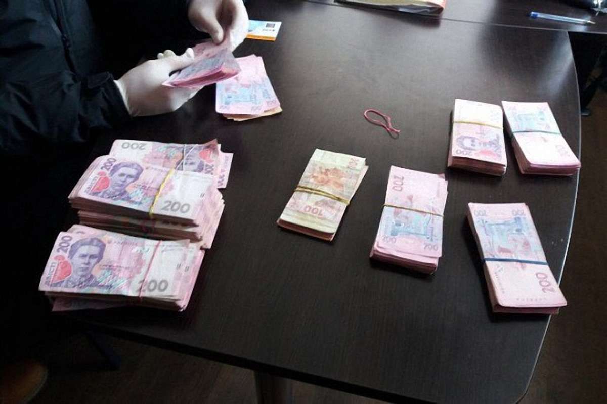 У Запоріжжі податківця затримали на хабарі в ₴250 тис.