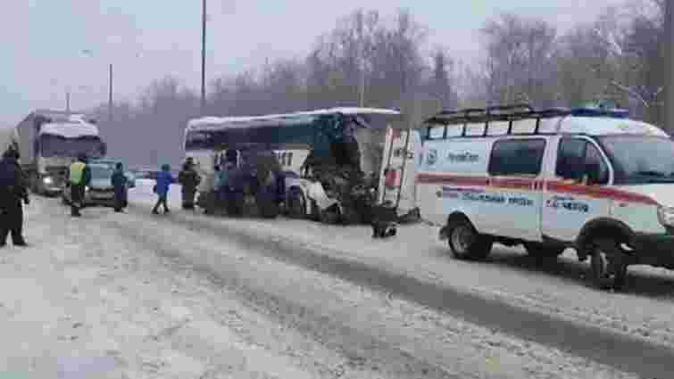 В аварії автобуса і снігоприбиральної машини під Москвою загинув українець